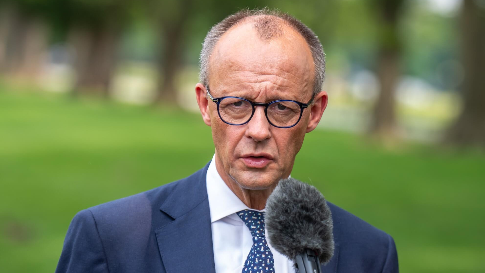 Bundeskanzler Friedrich Merz (CDU) vor einem Mikrofon in den USA