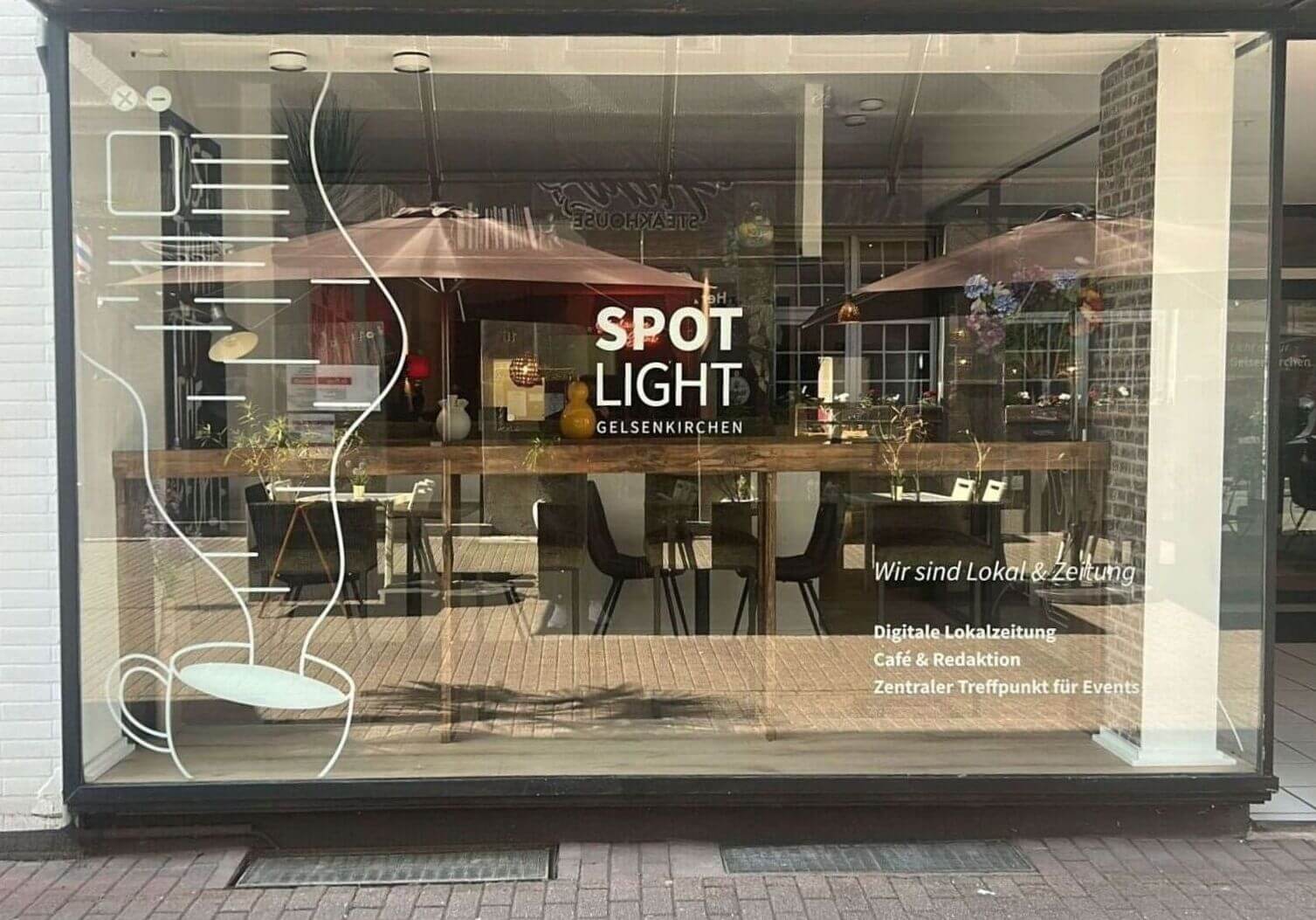 Die neu gegründete Lokalredaktion SPOTLIGHT Gelsenkirchen von außen. Ein Blick durchs Schaufenster in den Caféraum.
