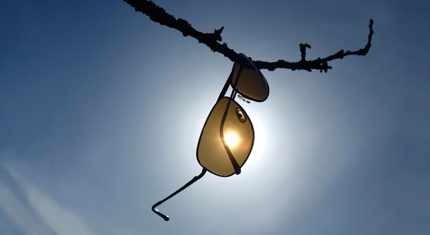 Auf Sozialen Netzwerken heißt es immer wieder, dass Sonnenbrillen zu mehr Sonnenbrand führen würden
