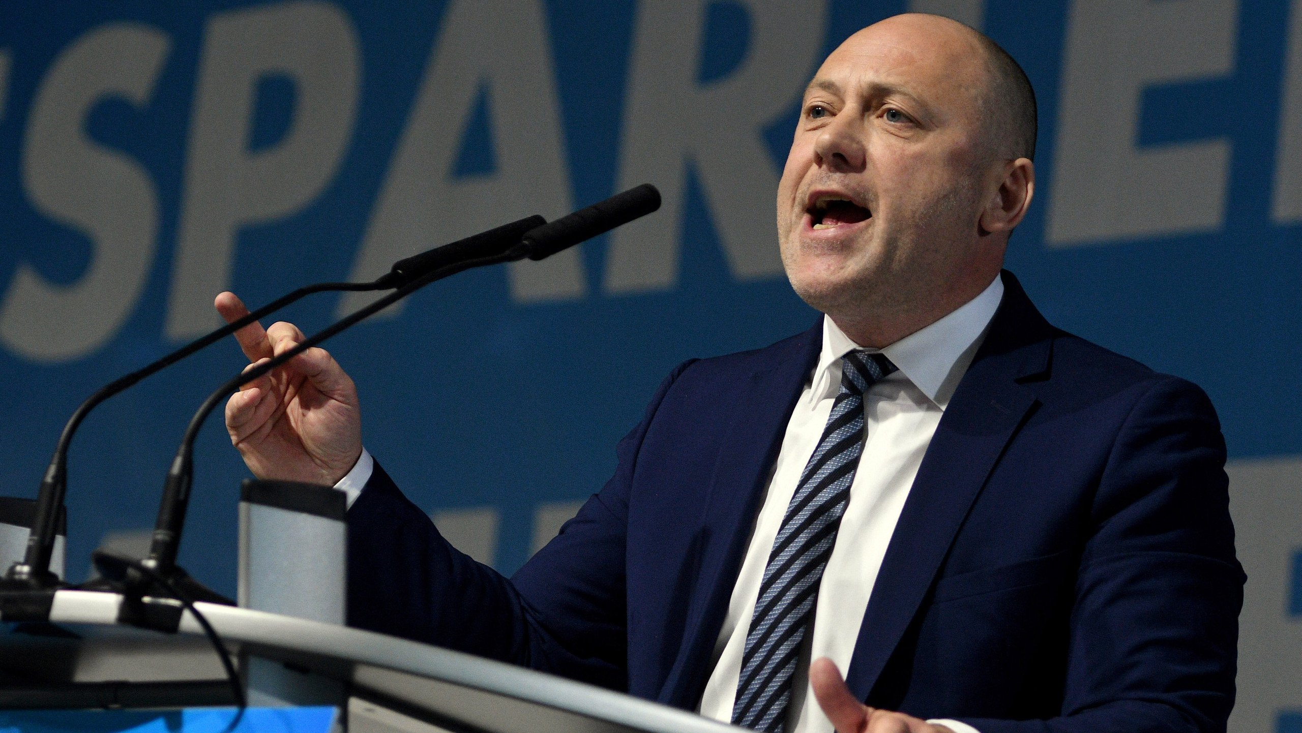 Joachim Paul spricht mit "Stinkefinger" beim Landesparteitag der rheinland-pfälzischen Alternative für Deutschland (AfD). Er kandidiert für Listenplatz 3 seiner Partei für die kommende Landtagswahl in Rheinland-Pfalz in 2020. (Bild: picture alliance/dpa | Harald Tittel)