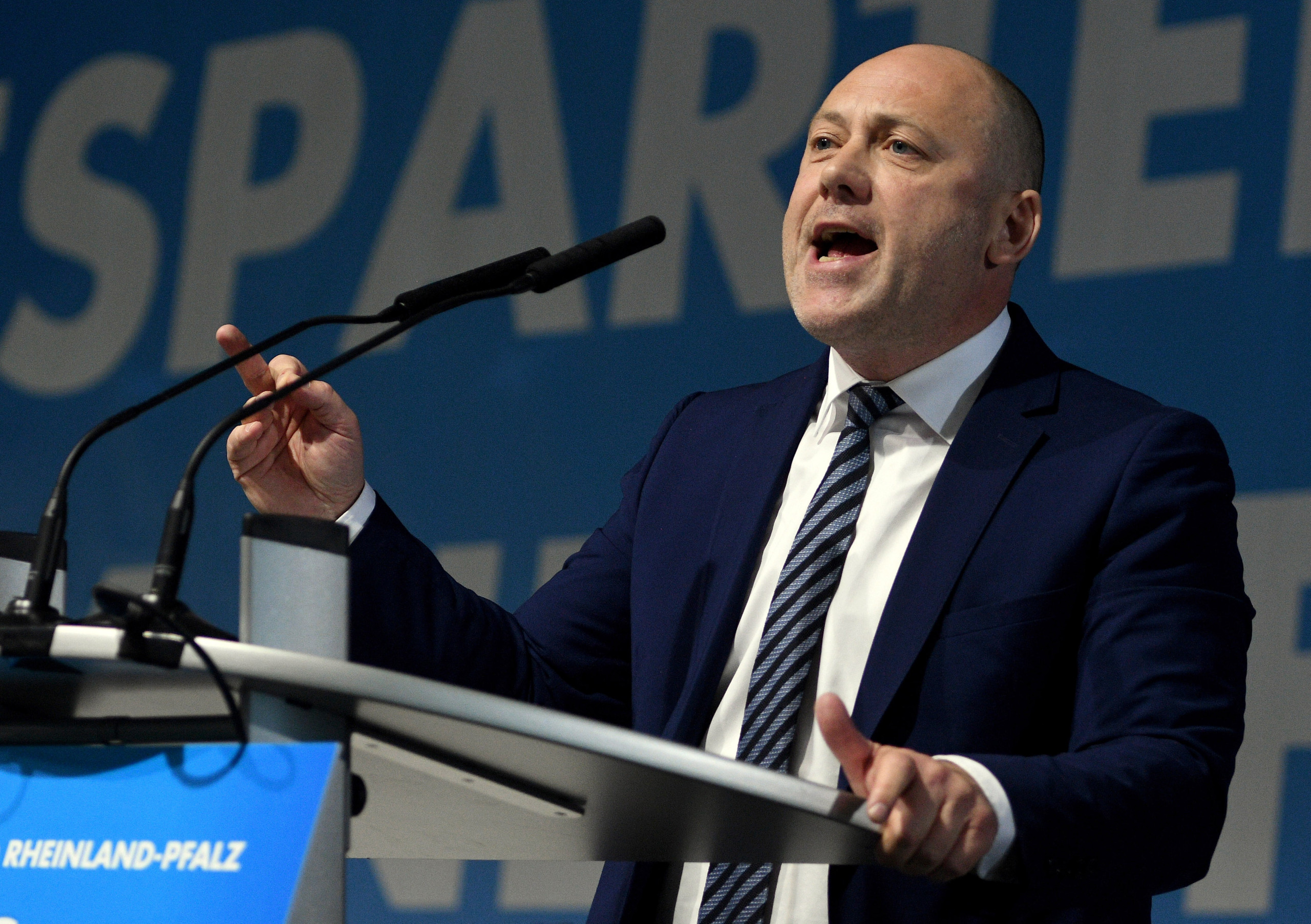 Joachim Paul spricht mit "Stinkefinger" beim Landesparteitag der rheinland-pfälzischen Alternative für Deutschland (AfD). Er kandidiert für Listenplatz 3 seiner Partei für die kommende Landtagswahl in Rheinland-Pfalz in 2020. (Bild: picture alliance/dpa | Harald Tittel)