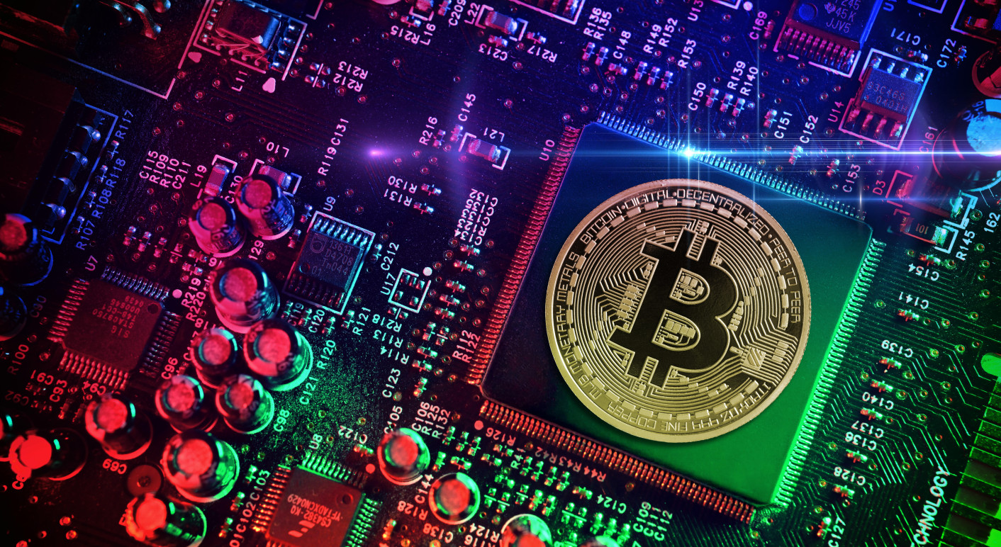 Erfundene Artikel und Promi-Testimonials locken Anleger zu unseriösen Krypto-Plattformen (Bild: Christian Ohde / picture alliance / CHROMORANGE)