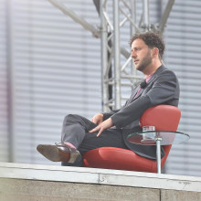 Felix Banaszak, Bundesvorsitzender der Grünen, sitzt beim Sommerinterview der ARD in einem roten Stuhl.