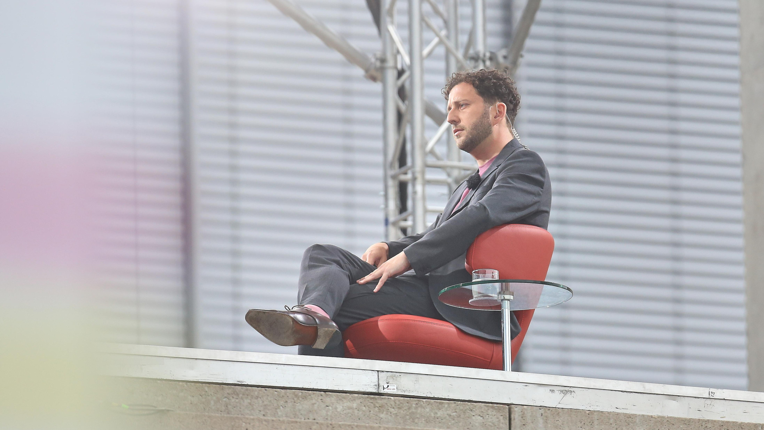 Felix Banaszak, Bundesvorsitzender der Grünen, sitzt beim Sommerinterview der ARD in einem roten Stuhl.