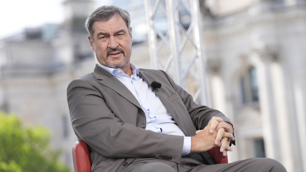 Markus Söder sitzt bei sienem Sommerinterview mit der ARD in einem roten Sessel