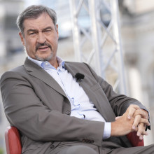 Markus Söder sitzt bei sienem Sommerinterview mit der ARD in einem roten Sessel