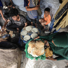 Laut mehr als hundert Hilfsorganisationen leiden Menschen in Gaza an Hunger. Die Lebensmittelpreise auf Märkten sind im Vergleich zu September 2023, einen Monat vor dem Terrorangriff der Hamas auf Israel, extrem gestiegen. (Foto: Dawoud Abo Alkas / Anadolu / Picture Alliancer).