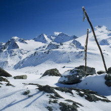 Fundstelle von Ötzi in den schneebedeckten Alpen
