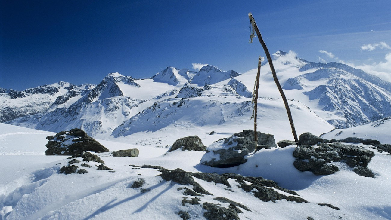 Fundstelle von Ötzi in den schneebedeckten Alpen