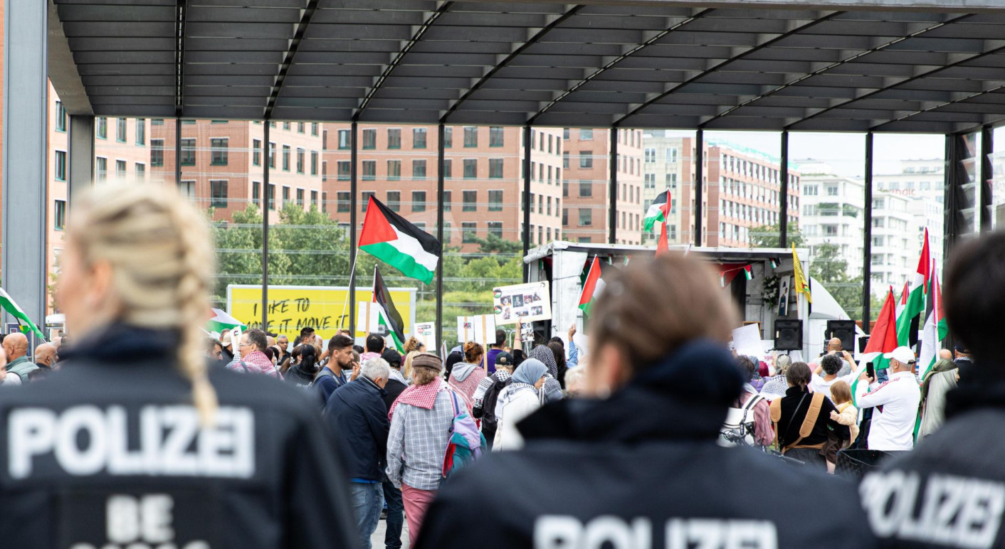 palaestina-demo-schmerzgriff-polizeigewalt