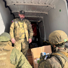 Immer wieder übergibt Nikolai Fast Hilfsgüter an Einheiten der russischen Armee – wie hier im Dezember 2024 auf der Krim. (Screenshot / Telegram-Gruppe Братская Мотопомощь из Германии.)