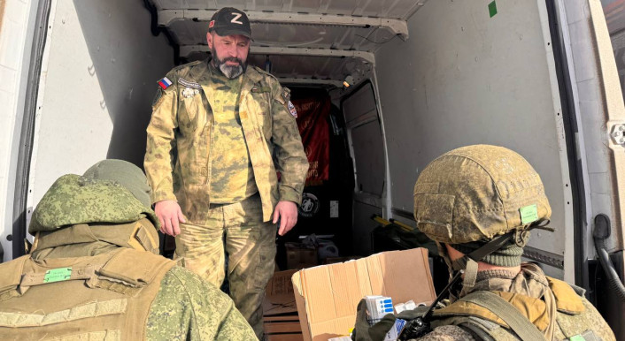 Immer wieder übergibt Nikolai Fast Hilfsgüter an Einheiten der russischen Armee – wie hier im Dezember 2024 auf der Krim. (Screenshot / Telegram-Gruppe Братская Мотопомощь из Германии.)