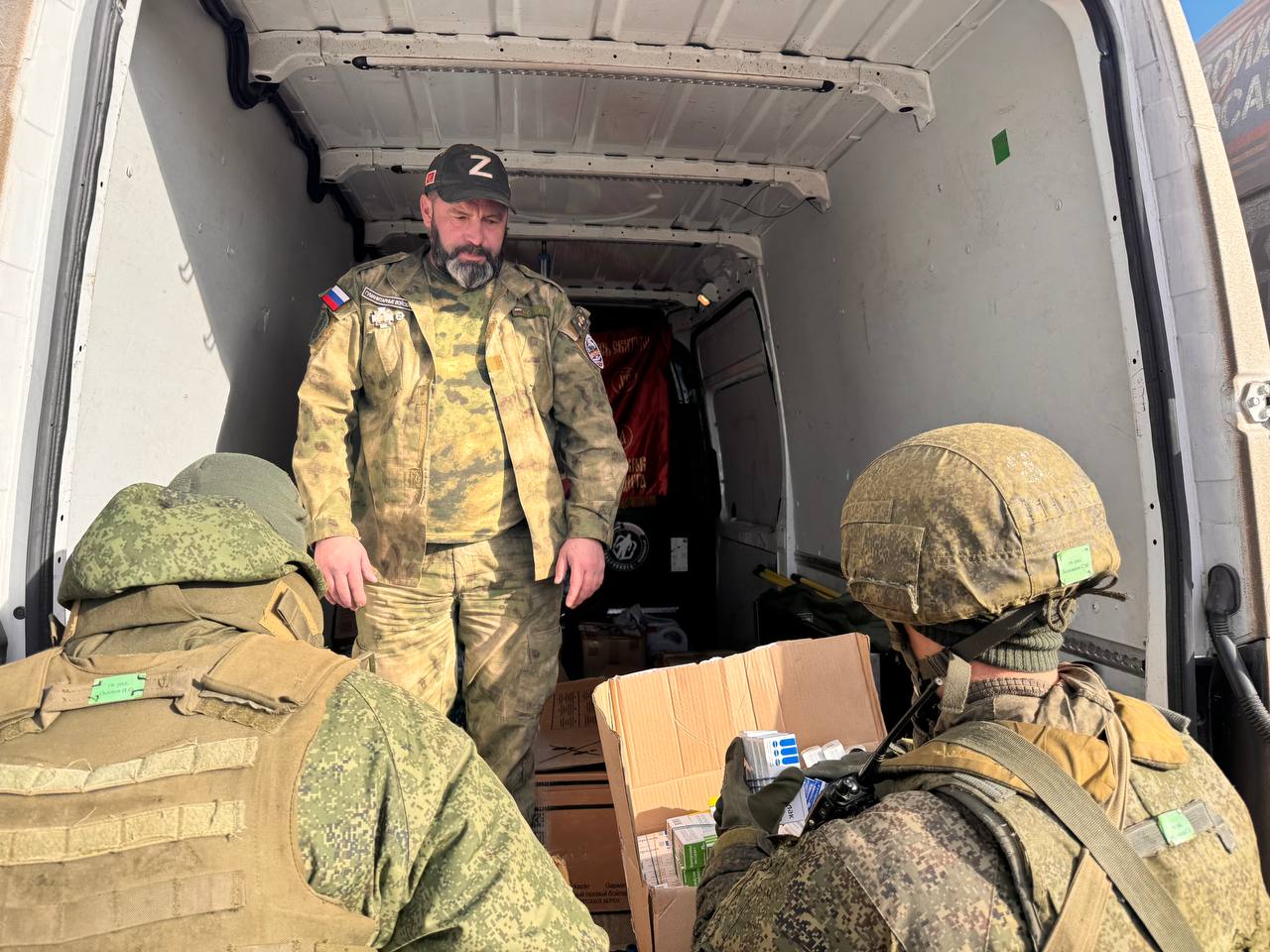 Immer wieder übergibt Nikolai Fast Hilfsgüter an Einheiten der russischen Armee – wie hier im Dezember 2024 auf der Krim. (Screenshot / Telegram-Gruppe Братская Мотопомощь из Германии.)