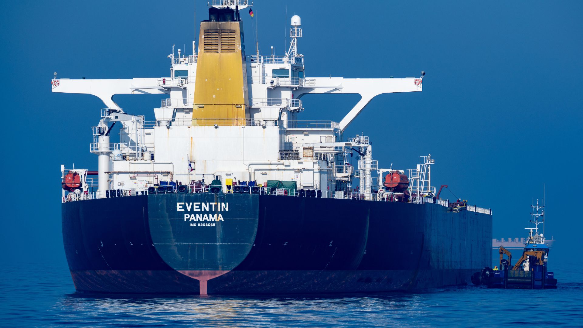 Die Eventin, Teil der russischen Schattenflotte, vor der Insel Rügen am 24. März 2025