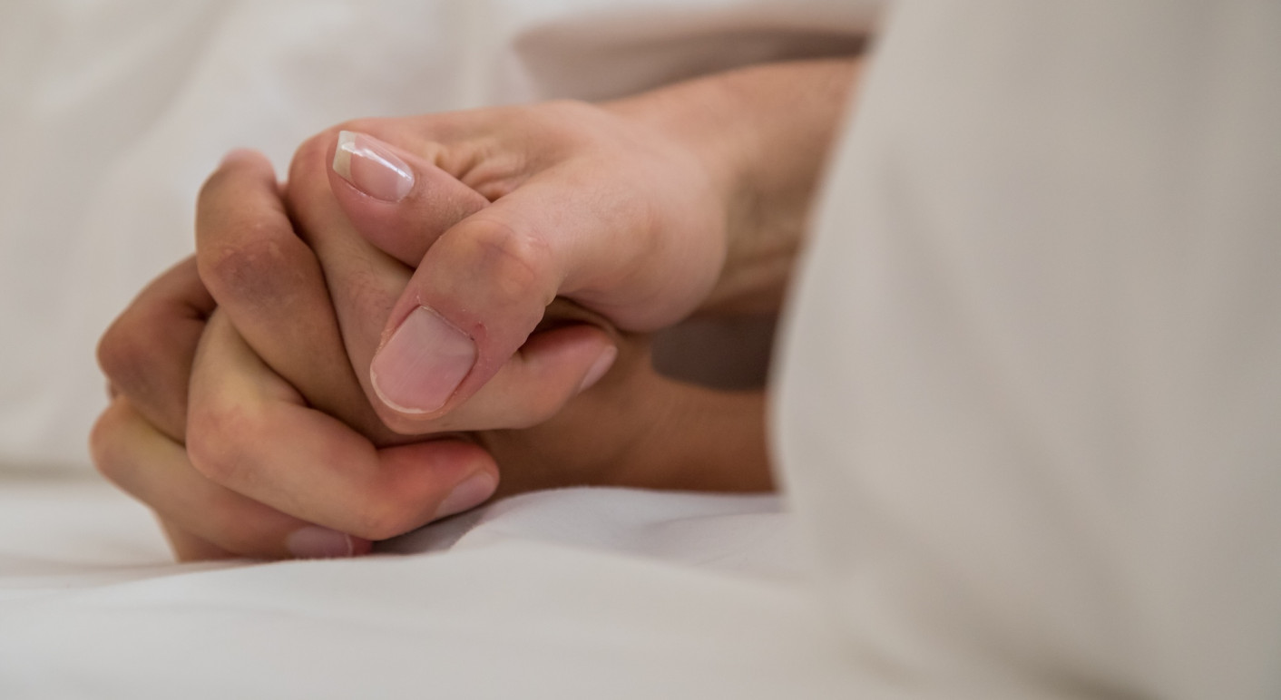 Auf X verbreiten sich gefälschte Zahlen über das Sexualleben von jungen Männern (Symbolfoto: Christin Klose / dpa / Picture Alliance)