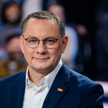 Tino Chrupalla sitzt in einem Fernsehstudio.