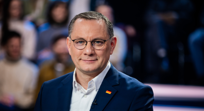 Tino Chrupalla sitzt in einem Fernsehstudio.