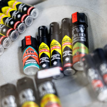 Ein Foto zeigt verschiedene Pfeffersprays.