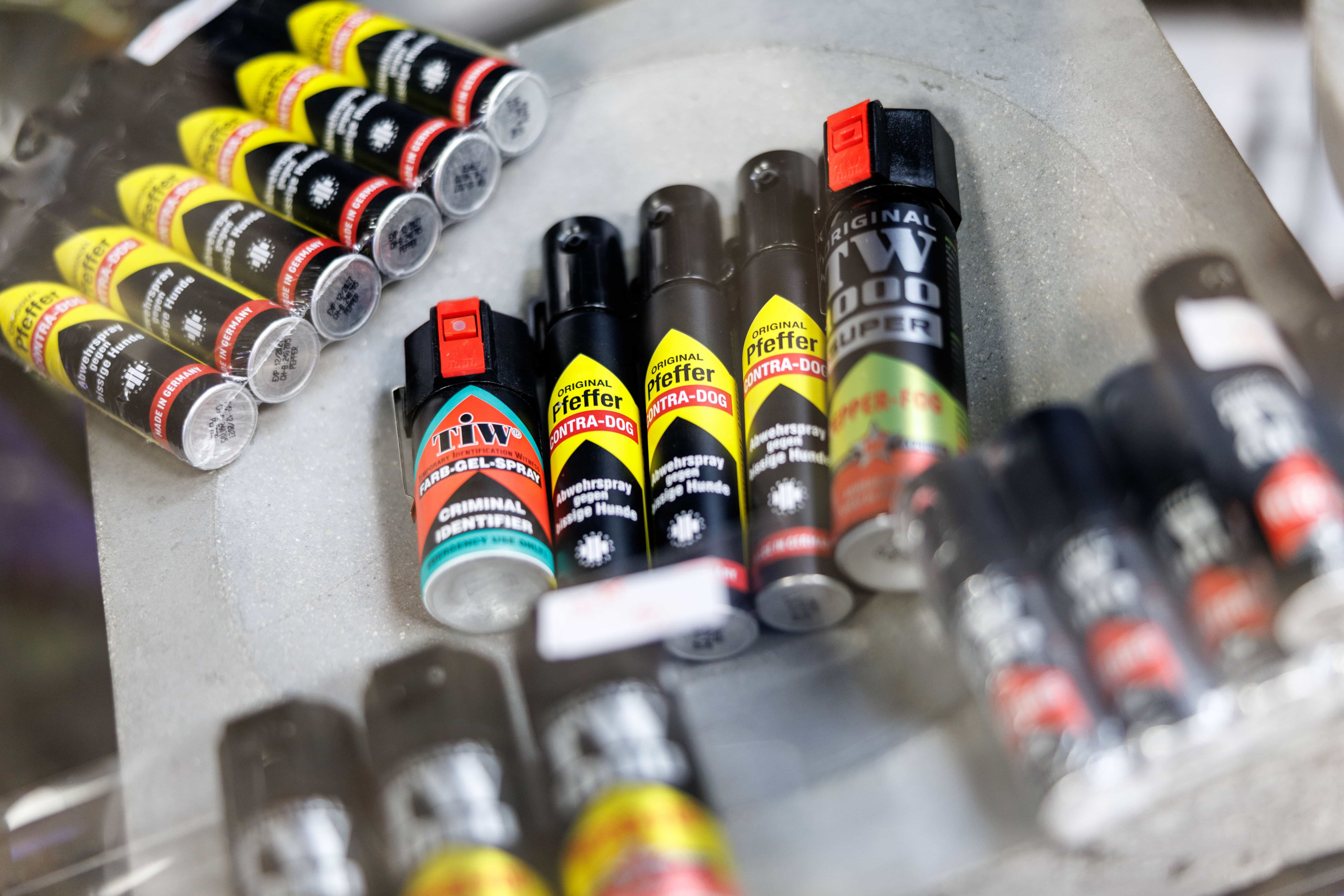 Ein Foto zeigt verschiedene Pfeffersprays.