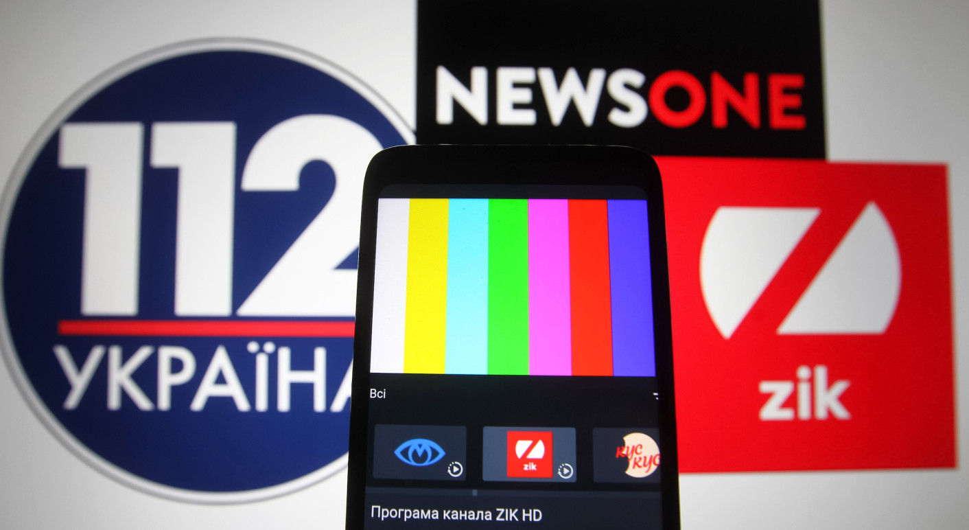 Logos der 2021 verbotenen Sender 112 Ukraine, News One und Zik (Bild: Pavlo Gonchar/ picture alliance / ZUMAPRESS.com)