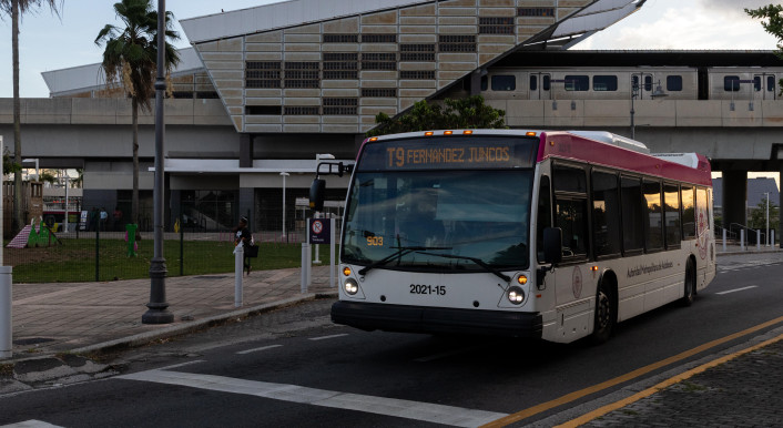 In der puertoricanischen Stadt San Juan ereignete sich ein Gewaltvorfall in einem Bus des öffentlichen Nahverkehrs (Bild: Carlos Berríos Polanco / Picture Alliance / Sipa USA)