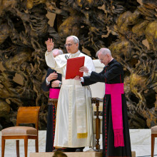 Papst Leo XIV bei einer Ansprache vor Medien im Vatikan (Bild: Maurizio Riccardi / Zumapress.com / Picture Alliance)