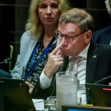 Bundesaußenminister Johann Wadephul sitzt am Tisch in der UN-Generalversammlung