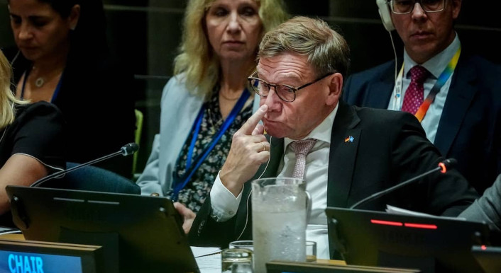 Bundesaußenminister Johann Wadephul sitzt am Tisch in der UN-Generalversammlung