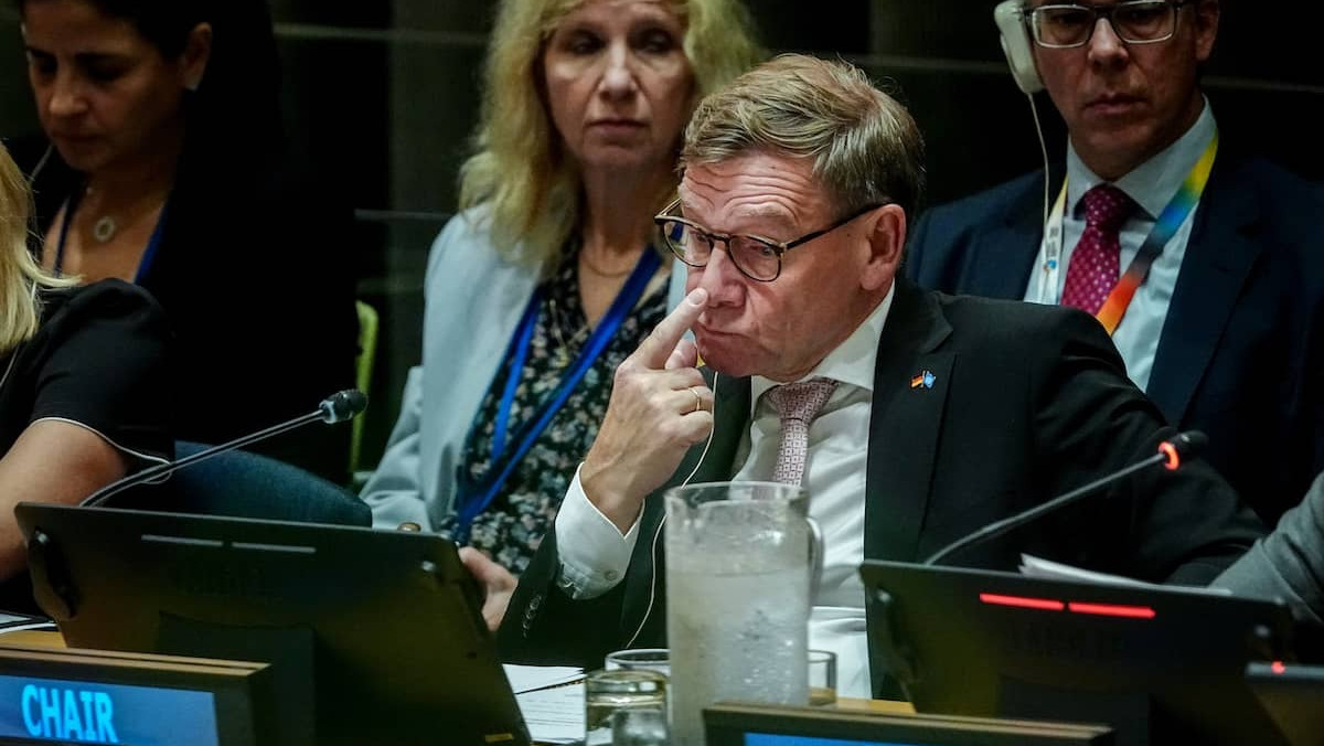 Bundesaußenminister Johann Wadephul sitzt am Tisch in der UN-Generalversammlung