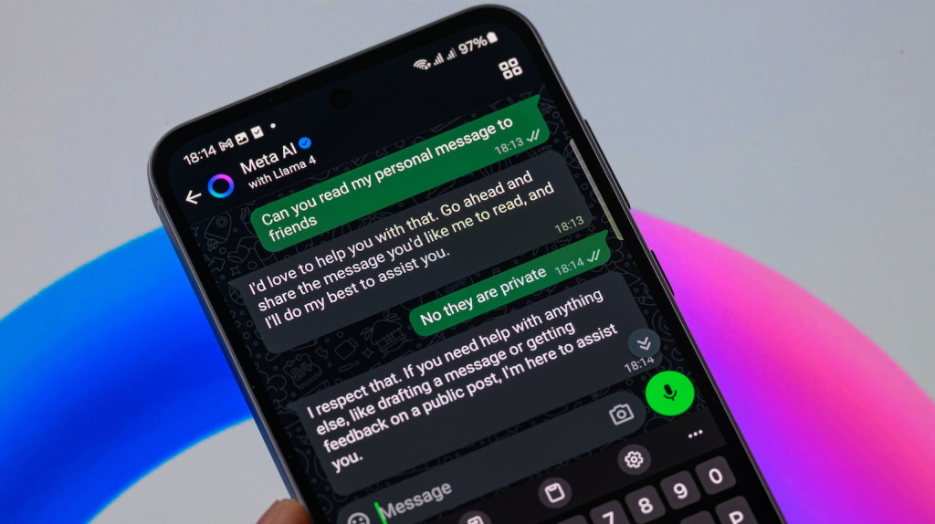 Handy auf dem ein Chat mit Meta AI, der KI auf Whatsapp zu sehen ist