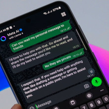 Handy auf dem ein Chat mit Meta AI, der KI auf Whatsapp zu sehen ist