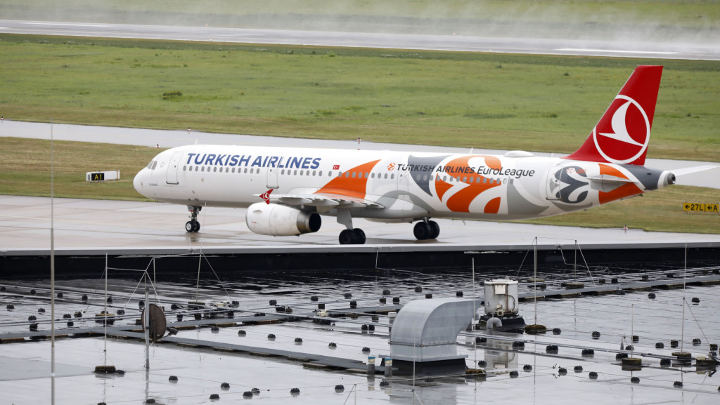Ein Flugzeug der Fluggesellschaft 'Turkish Airlines' landet auf dem Flughafen Hannover-Langenhagen.