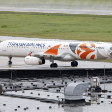 Ein Flugzeug der Fluggesellschaft 'Turkish Airlines' landet auf dem Flughafen Hannover-Langenhagen.
