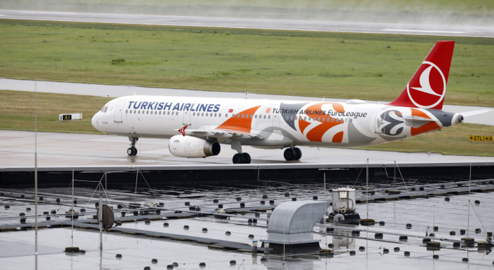 Ein Flugzeug der Fluggesellschaft 'Turkish Airlines' landet auf dem Flughafen Hannover-Langenhagen.