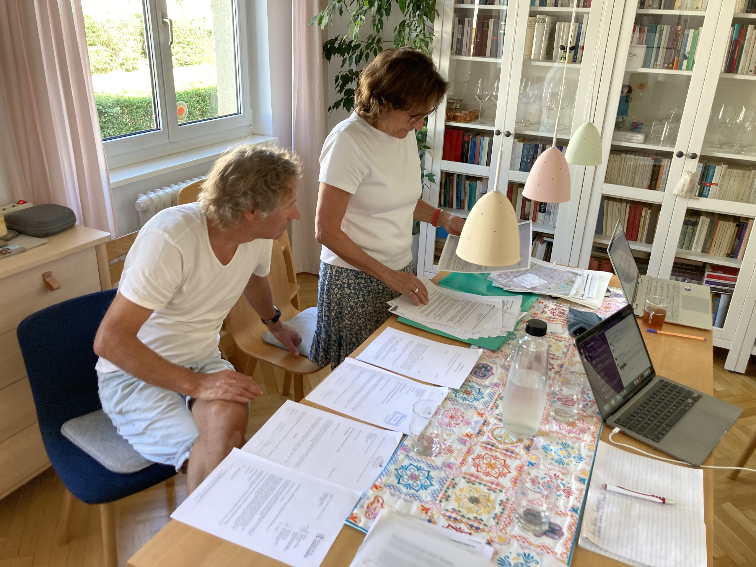 Nach monatelangem Streit um den geplanten Abriss stapeln sich auf dem Esstisch von Maria Vollmer und Urs Egger inzwischen ordnerweise Akten. Credits: Marius Münstermann