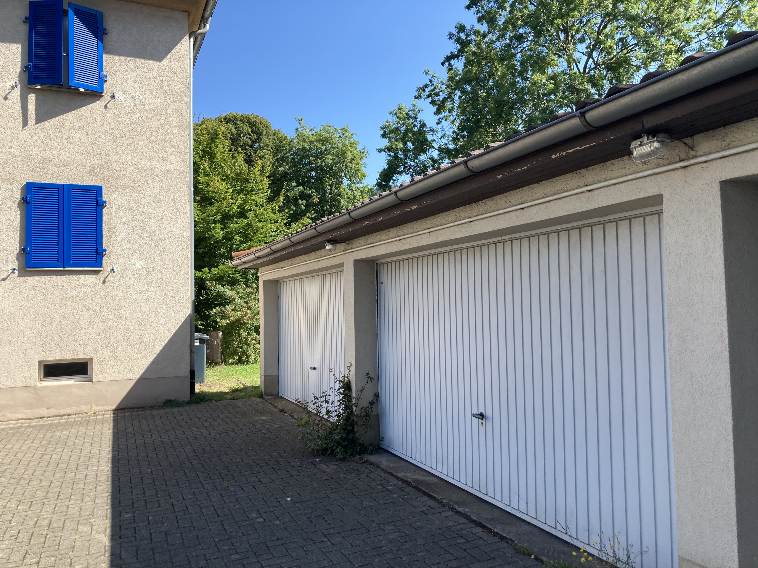 Platz für zusätzlichen Wohnraum? Die alten Garagen sollen nach den Plänen von Willi Sutter umgenutzt und aufgestockt werden. Credits: Marius Münstermann