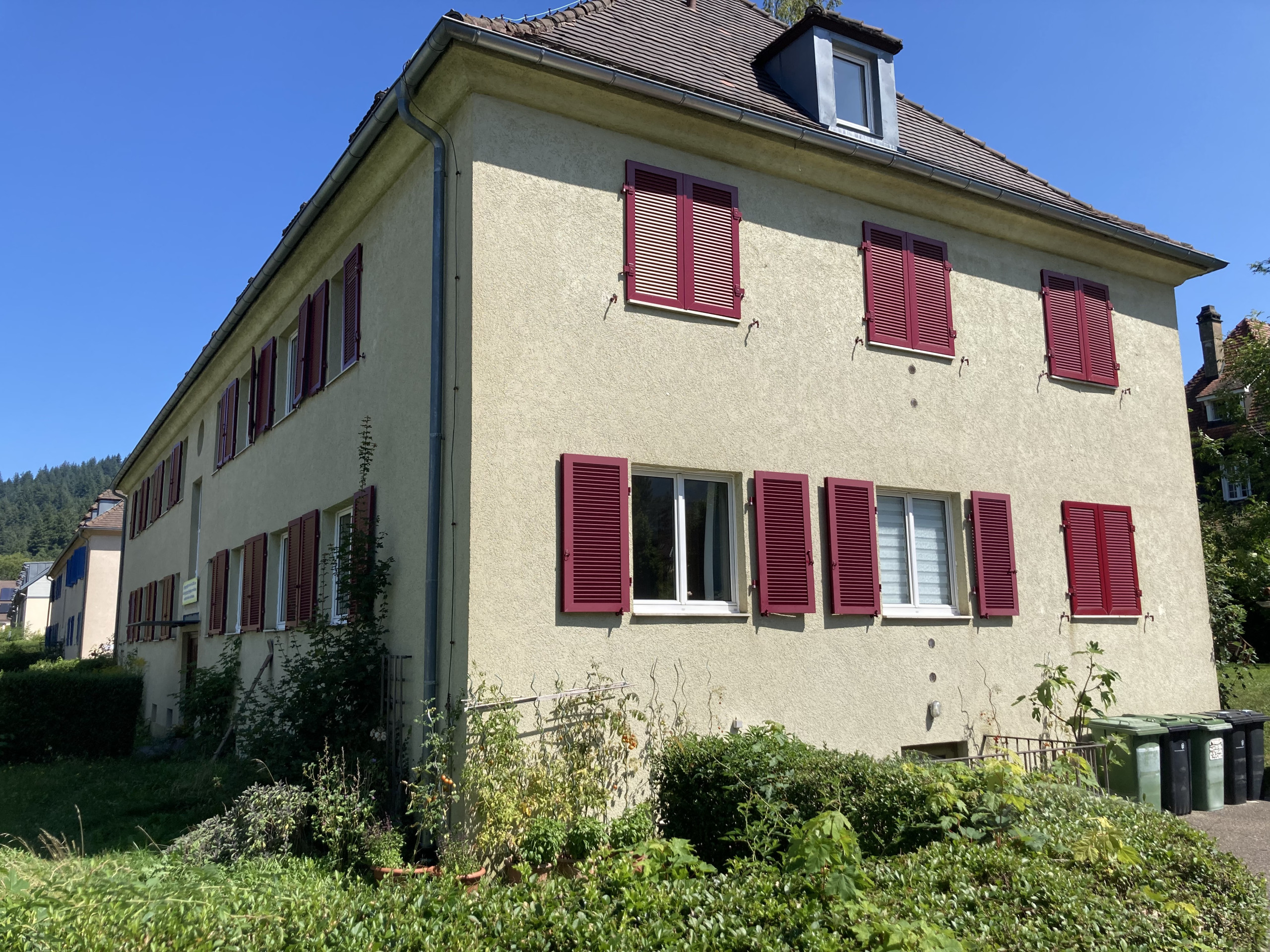 In diesem Haus in der August-Ganther-Straße 7 wohnen Maria Vollmer und Urs Egger seit 27 Jahren. Es ist eines der drei Häuser, die die Bundesanstalt für Immobilienaufgaben (BImA) abreißen will. Seit 2023 hat die Behörde nach eigener Angabe bereits an anderer Stelle zwei weitere Wohnhäuser in Freiburg abreißen und durch Neubauten ersetzen lassen. Credits: Marius Münstermann