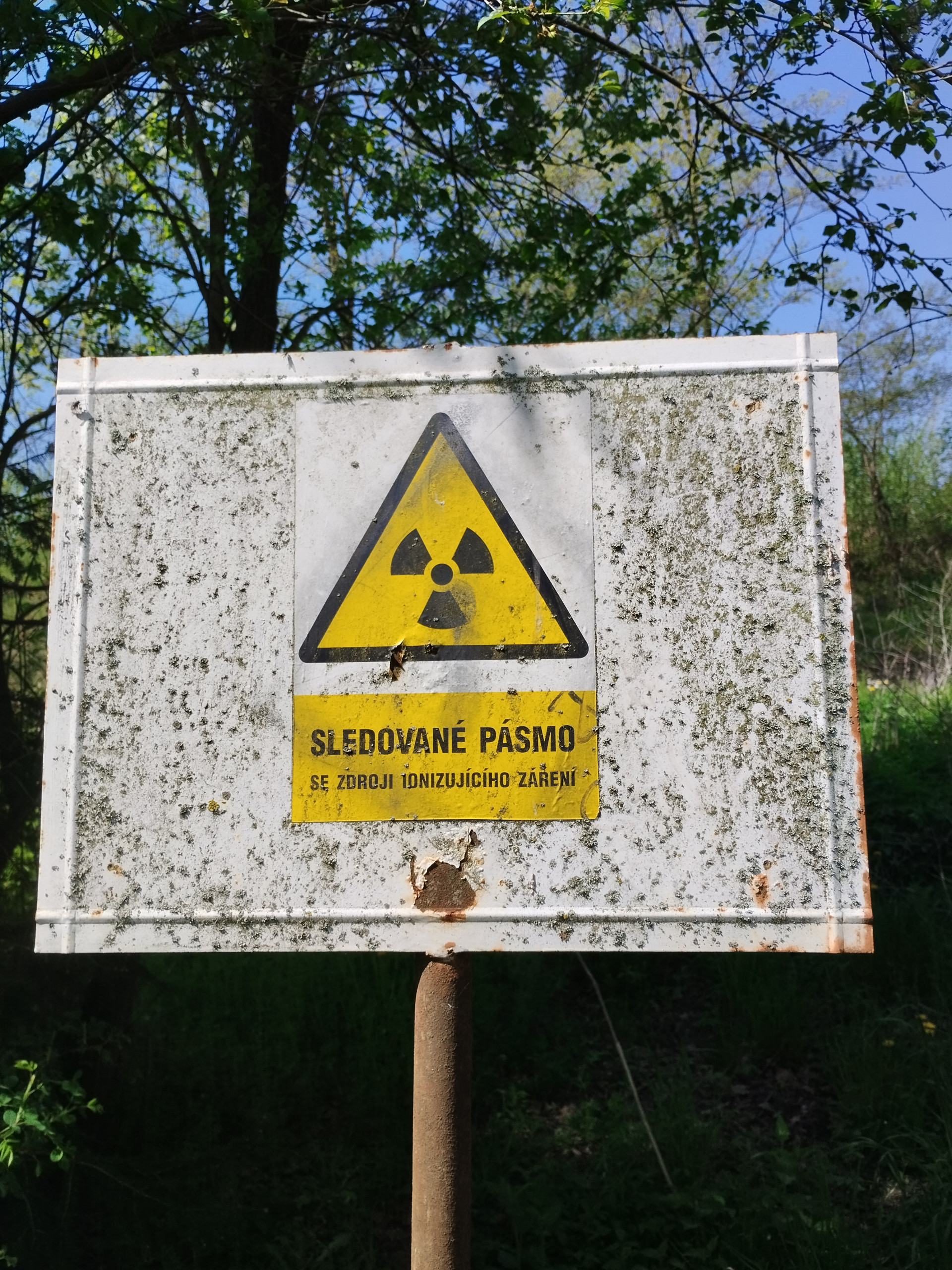 Kopie-von-IMG_20250429_121016-scaled.jpg A warning sign warns of the radiation around Mydlovary