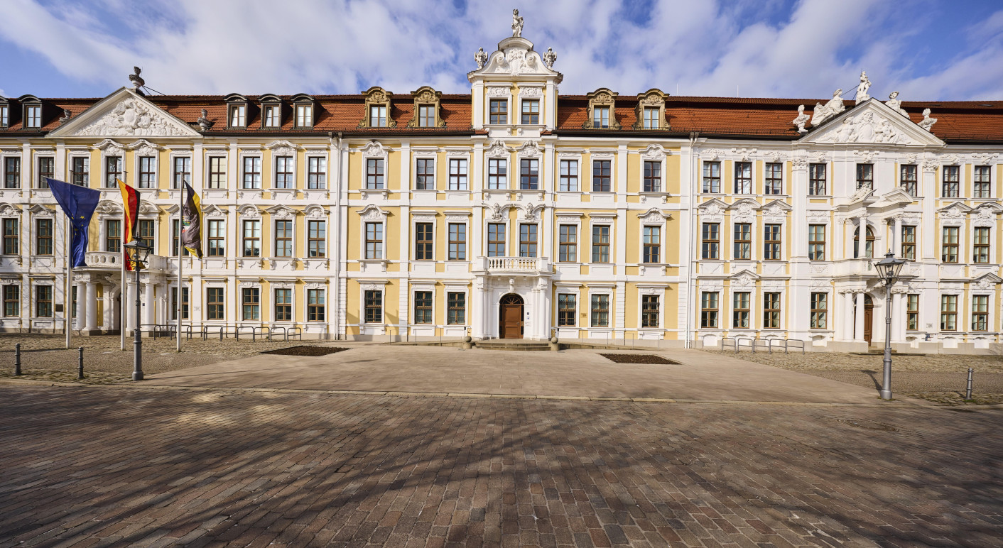 Landtag, historische Häuser, Baustil Barock, Fassade, Fenster, Fahnenmasten...