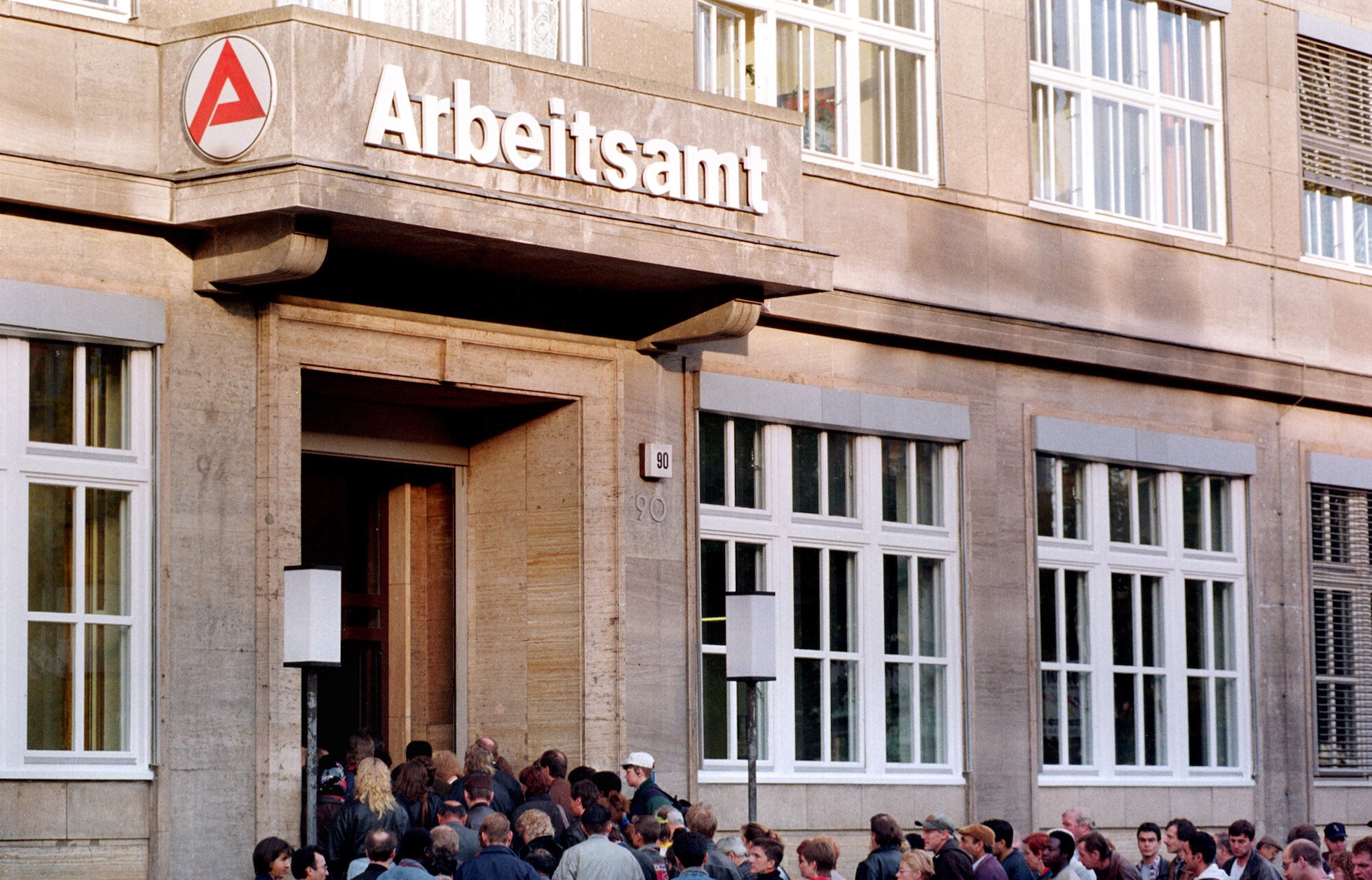 Eine lange Warteschlange vor dem Arbeitsamt in Kreuzberg in Berlin 1997. Damals war die Arbeitslosenquote in Deutschland besonders hoch.