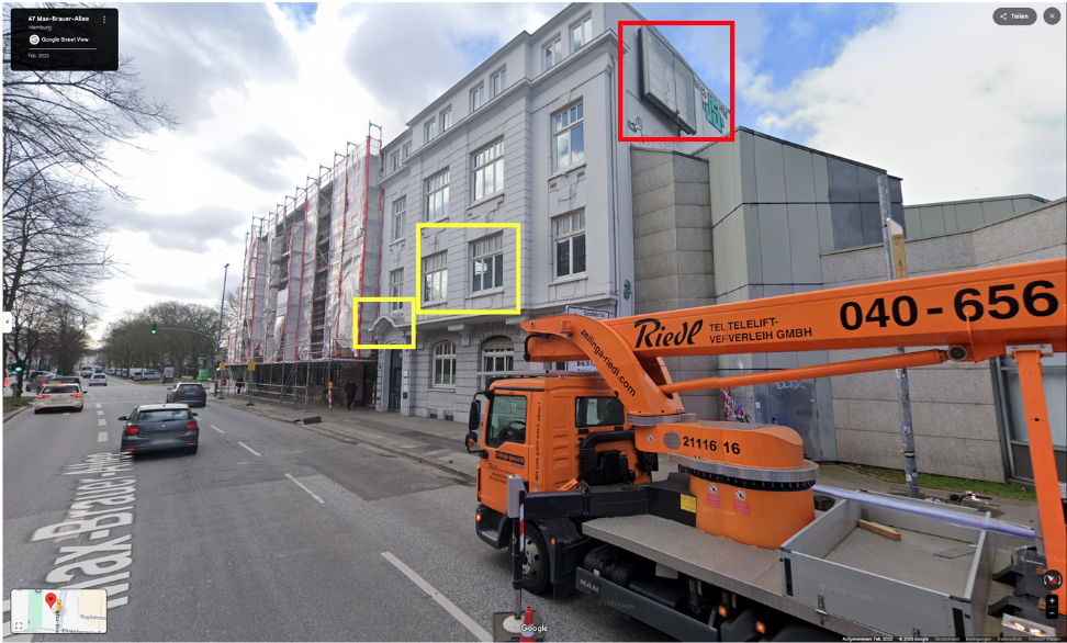 Standbilder des Instagram-Videos (oben) belegen, dass das Video in der Max-Bauer-Allee in Hamburg gefilmt wurde. Ein Abgleich mit Google Maps (unten) zeigt dieselbe Hausfassade (gelbe Markierung) und Werbetafel (rote Markierung) (Quelle: Instagram / Google Maps; Screenshots, Collage und Markierungen: CORRECTIV.Faktencheck)