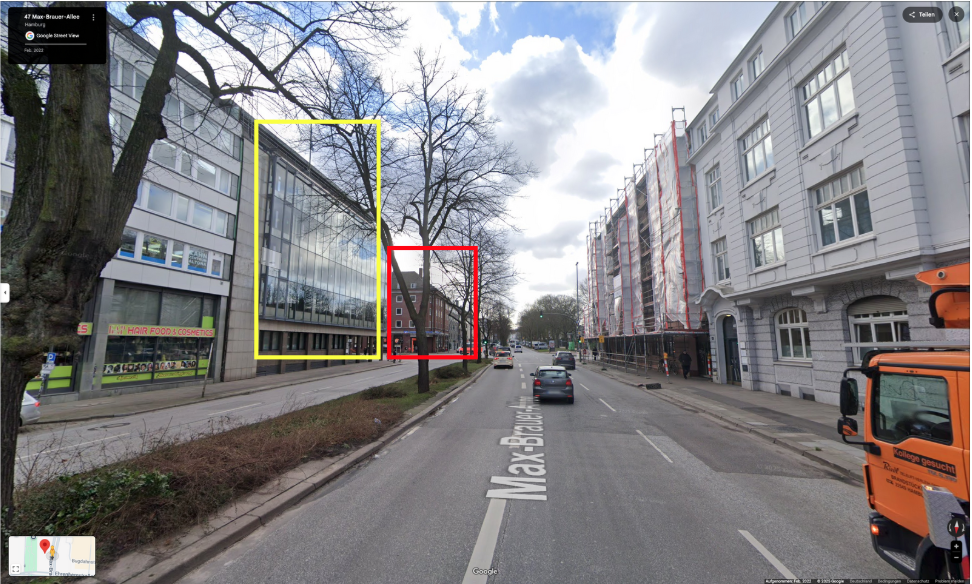 Standbilder des Videos vom Hamburger Abendblatt (oben) belegen, dass das Video in der Max-Bauer-Allee in Hamburg gefilmt wurde. Ein Abgleich mit Google Maps (unten) zeigt dieselbe Hausfassaden (gelbe und rote Markierung) (Quelle: Hamburger Abendblatt / Youtube / Google Maps; Screenshots, Collage und Markierungen: CORRECTIV.Faktencheck)