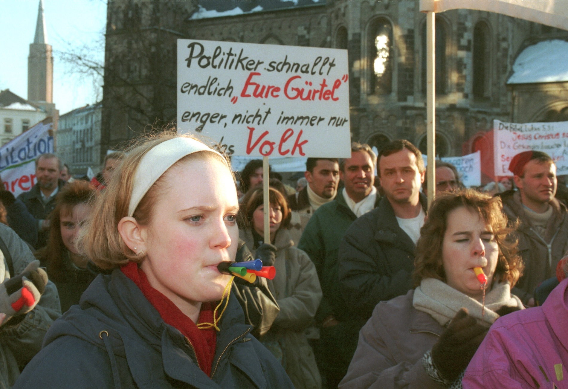 Demo gegen den Sozialabbau in Deutschland auf dem Münsterplatz in Bonn 1997
