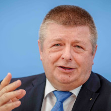 Thomas Haldenwang, Ex-Verfassungsschutzchef bei einer Pressekonferenz im Juni 2024. Zu diesem Zeitpunkt war er noch im Amt. (Foto: Kay Nietfeld / Picture Alliance)