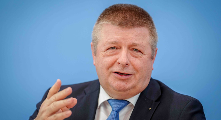 Thomas Haldenwang, Ex-Verfassungsschutzchef bei einer Pressekonferenz im Juni 2024. Zu diesem Zeitpunkt war er noch im Amt. (Foto: Kay Nietfeld / Picture Alliance)