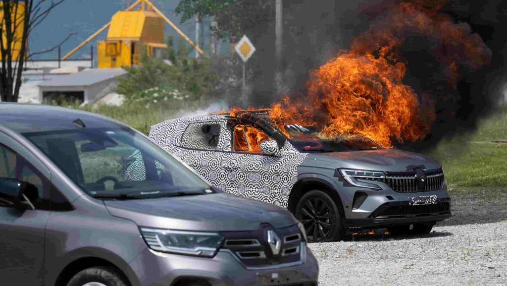 Simulation eines Löscheinsatzes bei einem Elektroauto