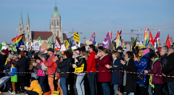 Teilnehmende der Demo „München ist bunt“ gegen Rechtsextremismus auf der Theresienwiese. (Bild: Sven Hoppe / Picture Alliance/ dpa)