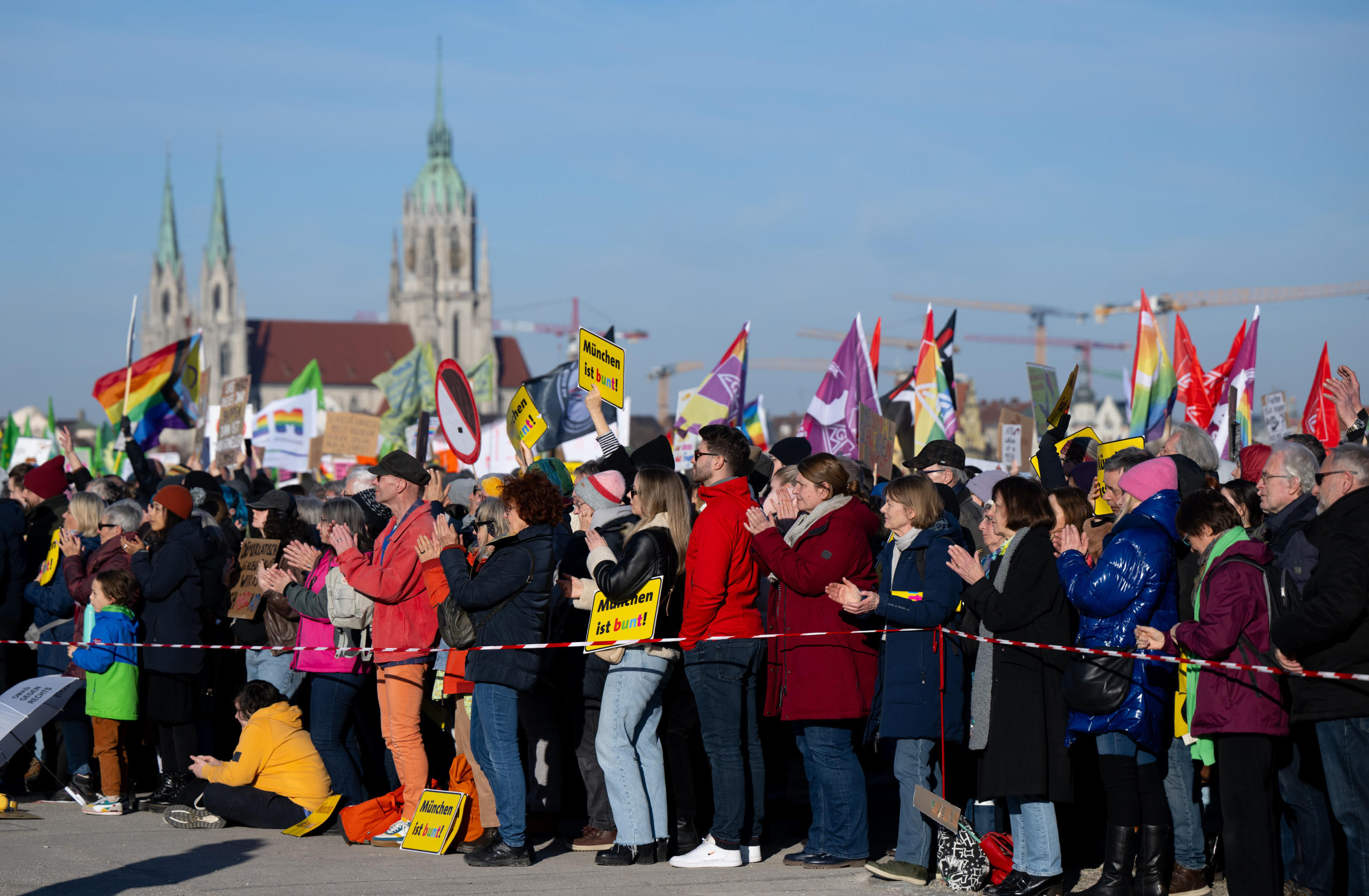 Teilnehmende der Demo „München ist bunt“ gegen Rechtsextremismus auf der Theresienwiese. (Bild: Sven Hoppe / Picture Alliance/ dpa)