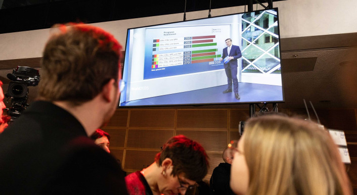An Wahltagen werden die ersten Hochrechnungen gespannt erwartet. Aber nicht alle Statistiken spiegeln tatsächlich Wahlergebnisse. (Bild: DPA / Picture Alliance)