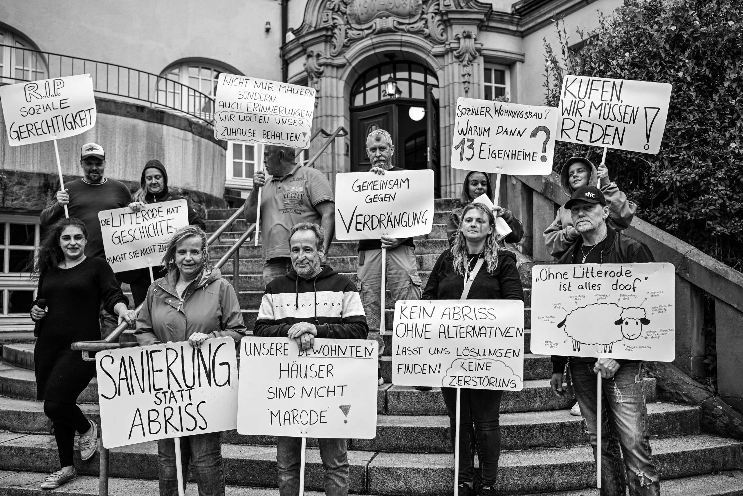 Menschen mit Protestschildern fordern den Erhalt der Siedlung Litterode in Essen